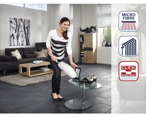 Žena uklízí obývací pokoj prachovkou z mikrovlákna