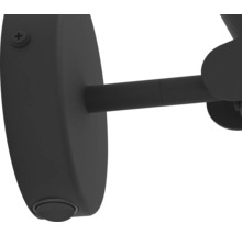 Detailní pohled na černou lampu se šroubem a upevňovací tyčí