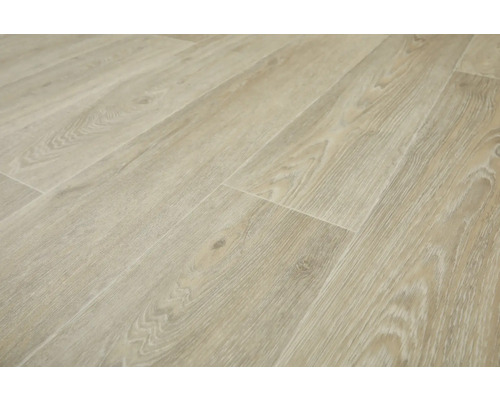 Detail světlé laminátové podlahy s dřevěným vzhledem