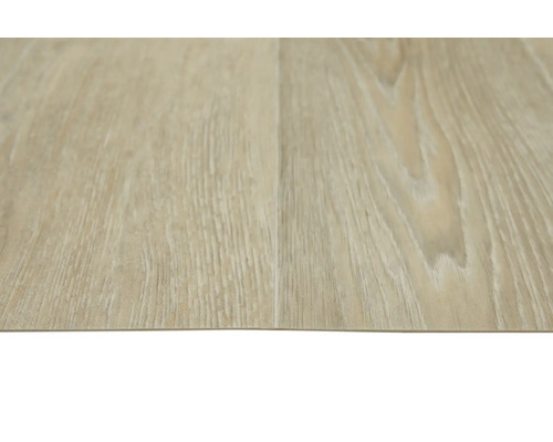 Detailní záběr na dvě lamely vinylové podlahy s dřevěnou strukturou