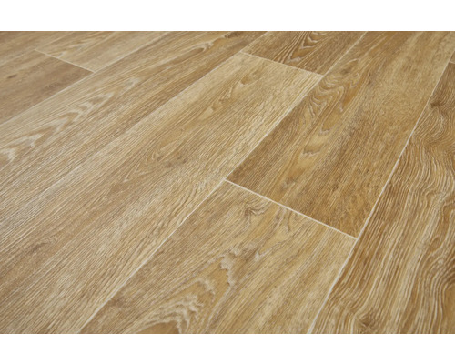 Položená laminátová podlaha s dřevěným vzhledem