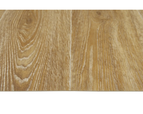 Detail vinylové podlahy s dřevěným vzhledem