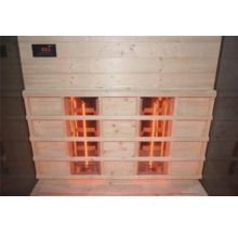 Vnitřní pohled na saunu s infračervenými zářiči a ukazatelem teploty.