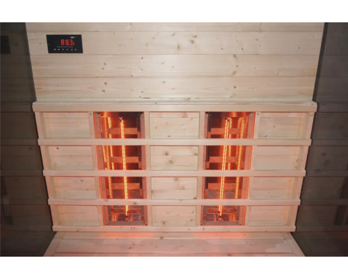 Vnitřní pohled na saunu s infračervenými zářiči a ukazatelem teploty.