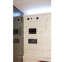 Interiér sauny s ovládacími prvky a reproduktory