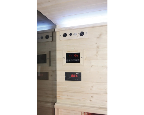 Interiér sauny s ovládacími prvky a reproduktory