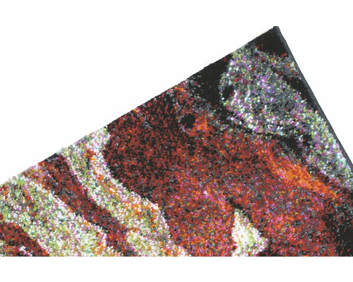 Detail vícebarevného koberce s abstraktním vzorem.