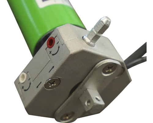 Detail roletového motoru s nastavovacími šrouby