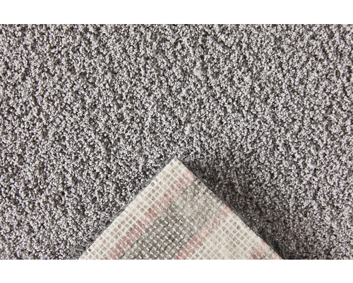 Šedý koberec s textilním podkladem