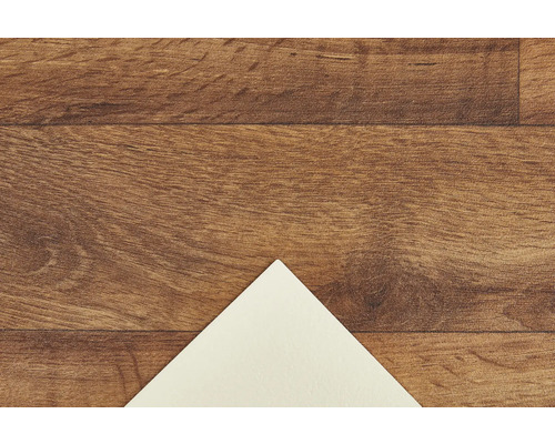 Dřevěná podlaha s laminátem a bílým rohovým detailem