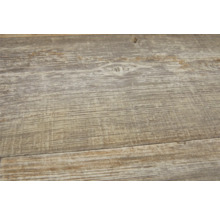 Detail laminátu s dřevěným vzhledem.