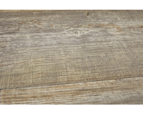 Detail laminátu s dřevěným vzhledem.