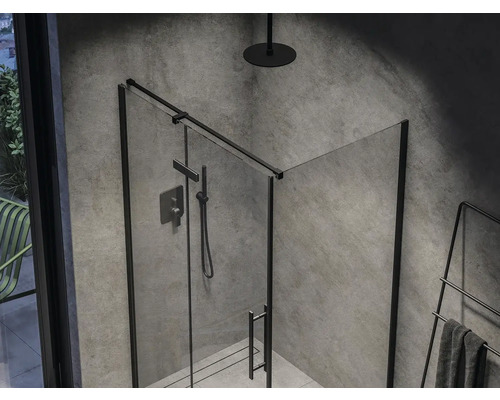 Sprchový kout se skleněnou stěnou a armaturou v moderní koupelně