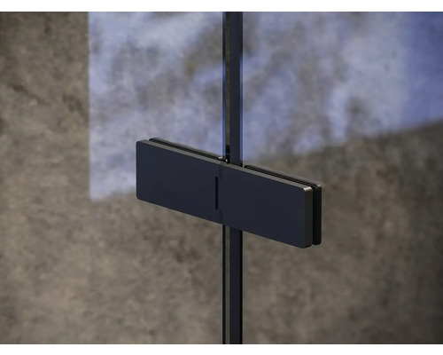 Detailní záběr kování sprchového koutu.