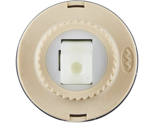 Detailní pohled na sanitární produkt s plastovým pouzdrem a integrovanou vložkou