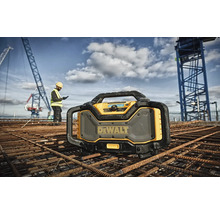 Stavební rádio DeWalt na staveništi se stavebním dělníkem a jeřábem v pozadí