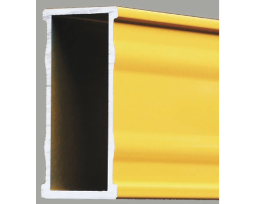 Žlutý kovový profil v průřezu