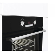 Černá vestavná trouba s digitálním displejem a otočnými knoflíky