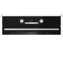 Detailní pohled na černou vestavnou troubu se stříbrnou rukojetí a ovládacím panelem