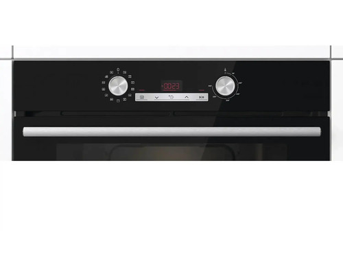 Detailní pohled na černou vestavnou troubu se stříbrnou rukojetí a ovládacím panelem