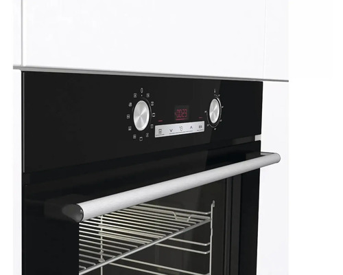 Černá vestavná trouba s digitálním displejem a kovovou rukojetí