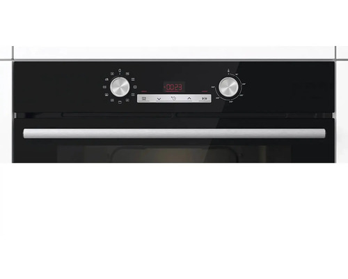 Detailní pohled na černou vestavnou troubu s digitálním displejem a otočnými knoflíky