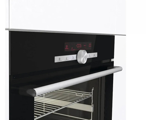 Detail vestavné trouby s ovládacím panelem a madlem