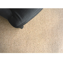 Detailní záběr černé nohy nábytku na korkové podlaze