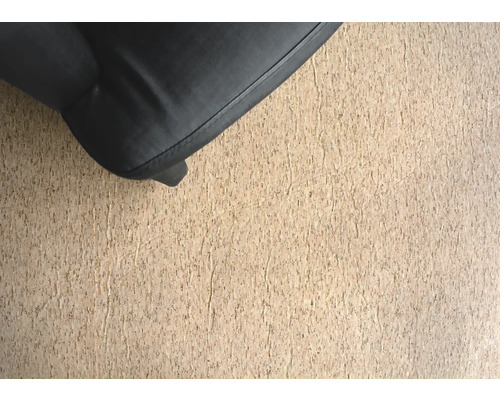 Detailní záběr černé nohy nábytku na korkové podlaze