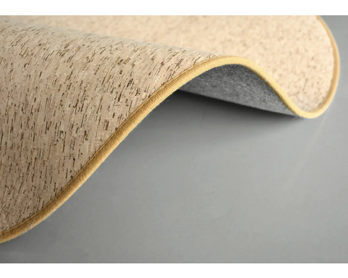 Detailní záběr korkové podložky s textilním lemem.