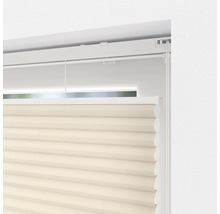 Detail béžové plisované žaluzie v okně