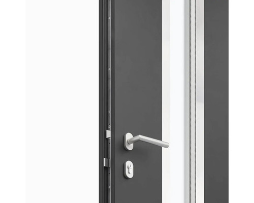 Detailní pohled na šedé vchodové dveře s klikou a zámkem