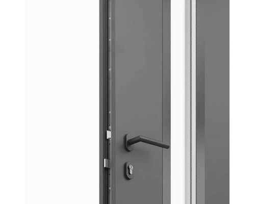 Detailní pohled na vchodové dveře s klikou a zámkem