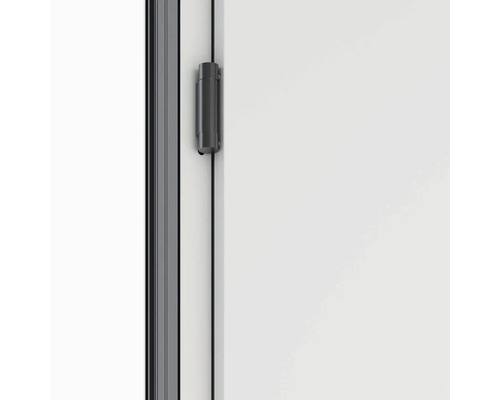 Detailní pohled na zavírač dveří na dveřích