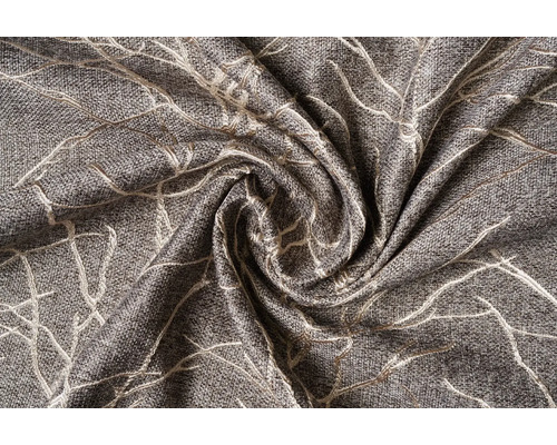 Detail šedé dekorační látky s abstraktním, světlým vzorem.