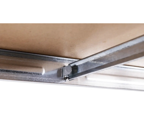 Detail stropní konstrukce s kovovými profily a stropními panely