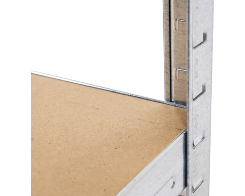 Detailní pohled na skladovací regál s dřevěnou policí a kovovým rámem.