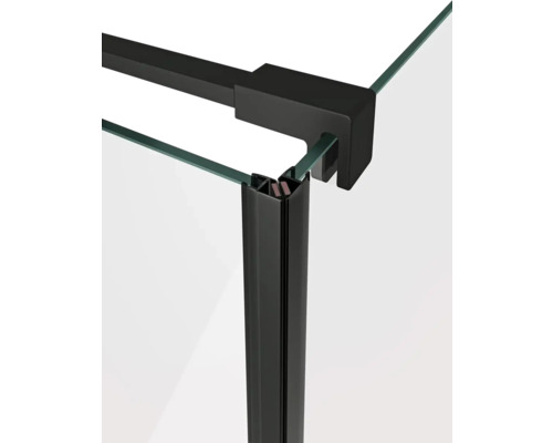 Detail sprchového koutu s černým rámem a skleněnými prvky