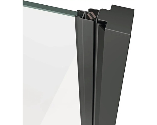 Detail sprchového koutu s černým rámem a čirým sklem