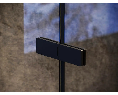 Detailní záběr kování skleněné sprchy