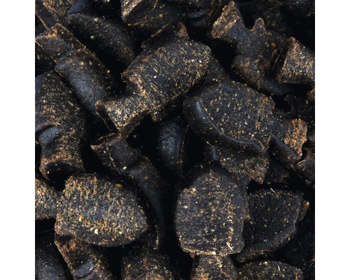 Detailní záběr krmiva pro ryby v zahradním jezírku