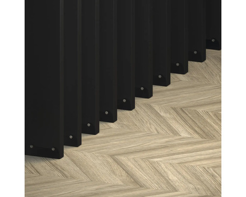 Detailní záběr černých lamel na parketách se vzorem rybí kosti