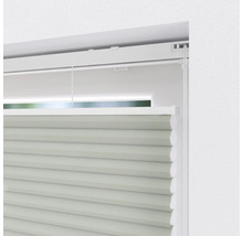 Detailní pohled na plisovanou žaluzii v okně