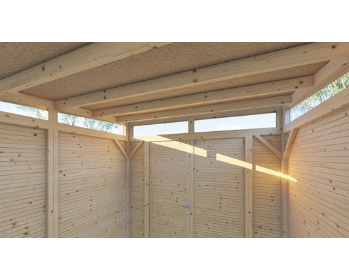 Vnitřní pohled na dřevěný zahradní domek se střechou, stěnami a okny