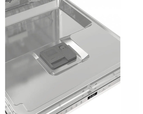 Vnitřek myčky s dávkovací komorou na čisticí prostředek