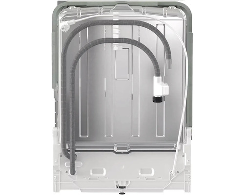 Pohled zezadu na myčku nádobí s viditelnými přípojkami