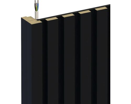 Detailní pohled na černé obložení stěn s dřevěnou strukturou a průchodkou pro kabely