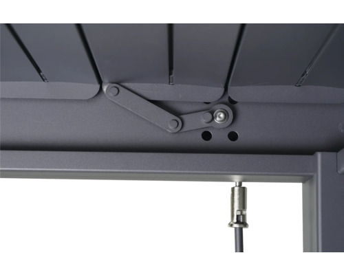 Detailní pohled na šedé zastřešení terasy s lamelami a mechanismem pro ovládání lamel