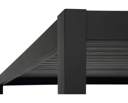 Detailní pohled na černou pergolu s lamelovou střechou