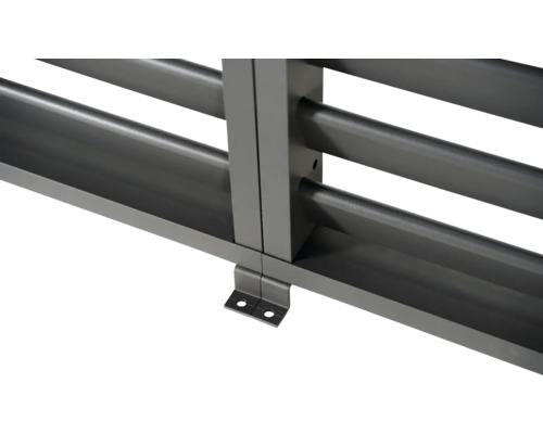 Detail kovového regálového systému